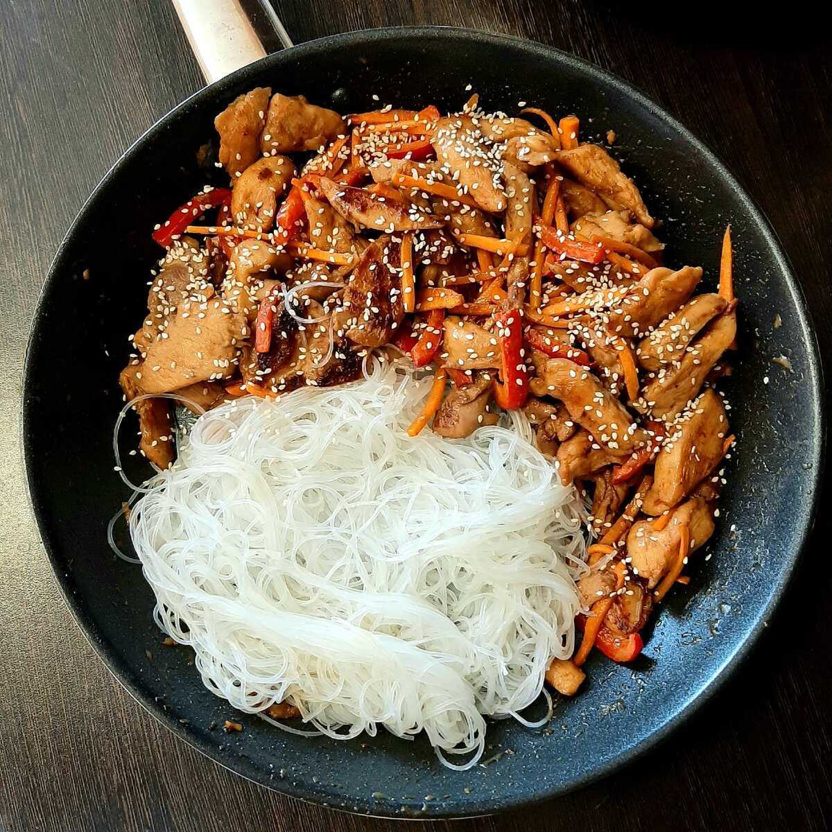 Салат с фунчозой и курицей, блюдо по-азиатски