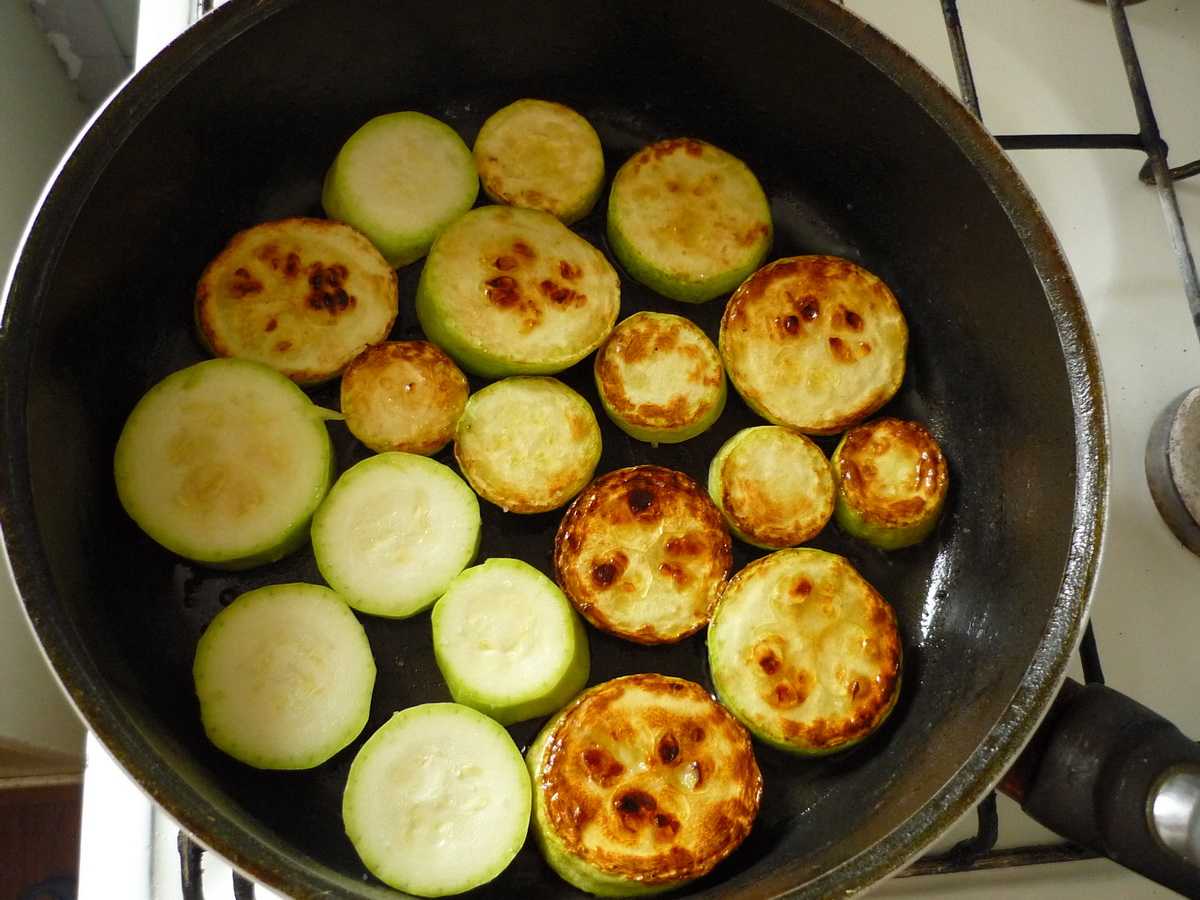 Жареные кабачки на сковороде — быстро и вкусно. пошаговые рецепты жарки кабачков