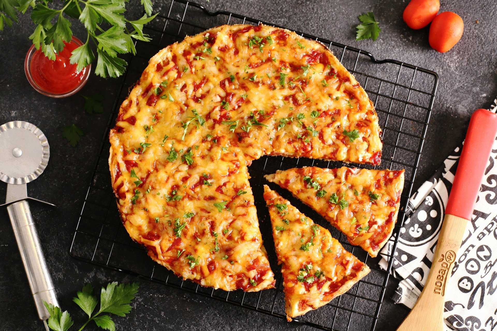Быстрое тесто на кефире для вкусной пиццы – 9 лучших рецептов с фото (без дрожжей и дрожжевое)