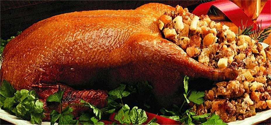 Утка фаршированная гречкой и грибами в духовке, праздничный рецепт