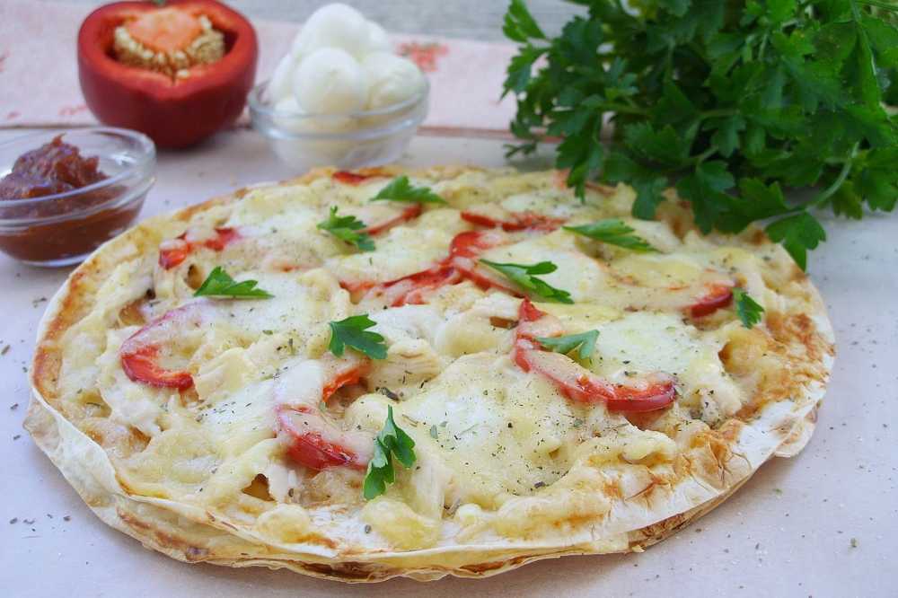Пицца из лаваша в духовке - 8 рецептов с сыром, помидорами, ананасами, курицей