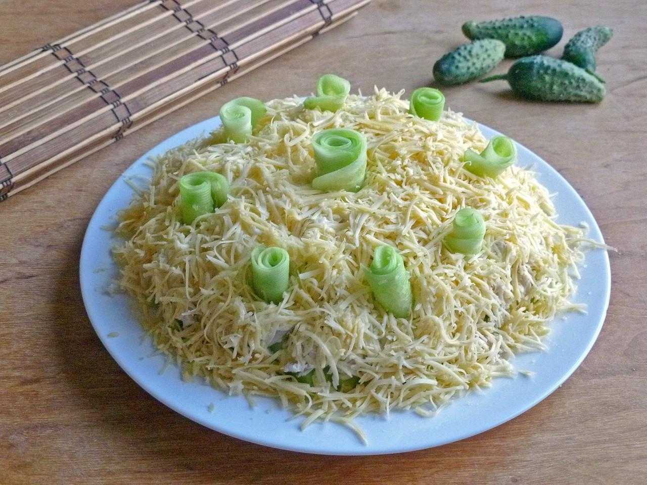 Безумно вкусный салат с черносливом и курицей слоями. салат с черносливом и курицей