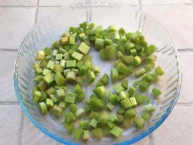 Что приготовить из ревеня - 12 рецептов простых и вкусных сладких блюд