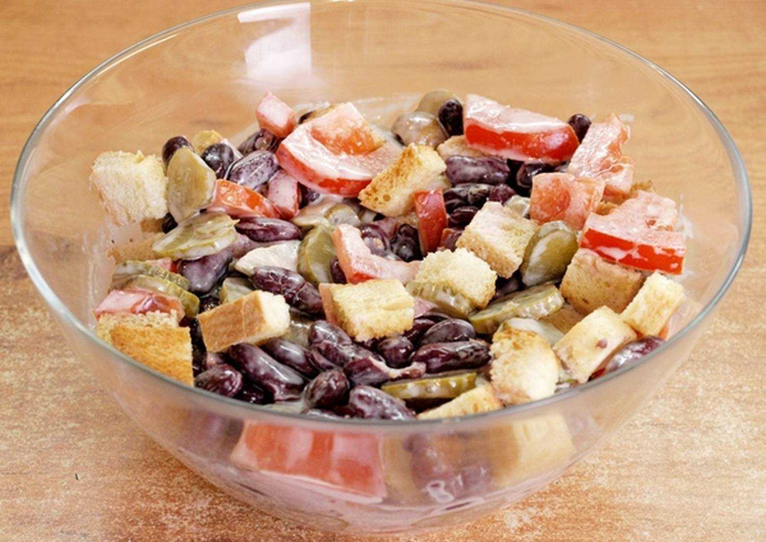 Салат из фасоли с сухариками: 5 очень вкусных рецептов с фото