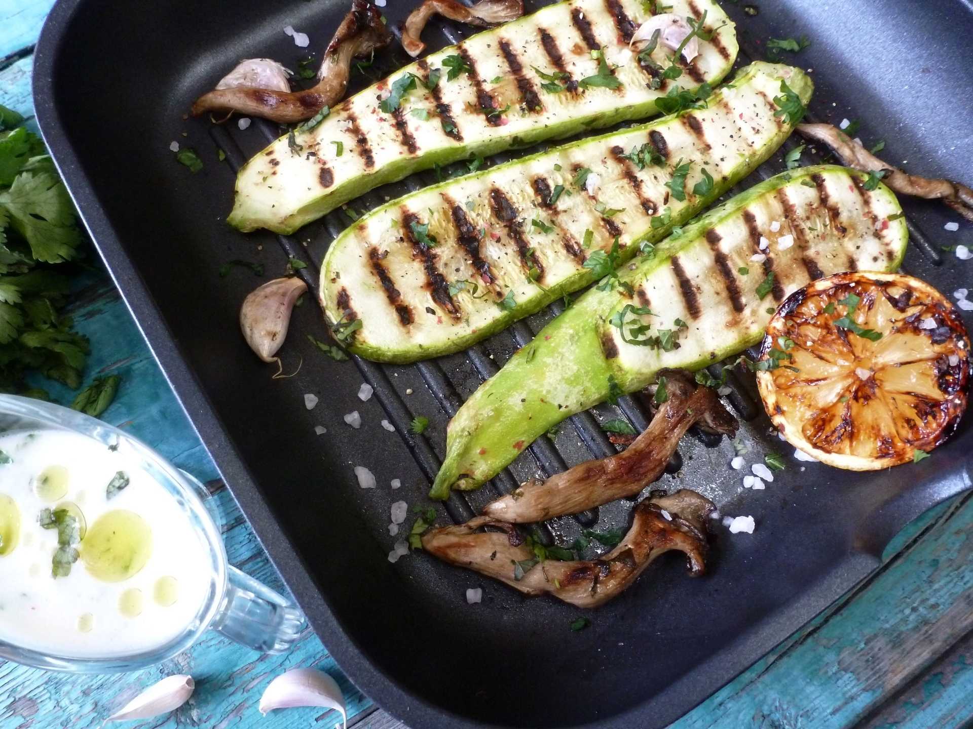 Кабачки на гриле – блюдо для веганов и мясоедов! рецепты сочных и ароматных кабачков на гриле с соусами, маринадами, сыром, чесноком