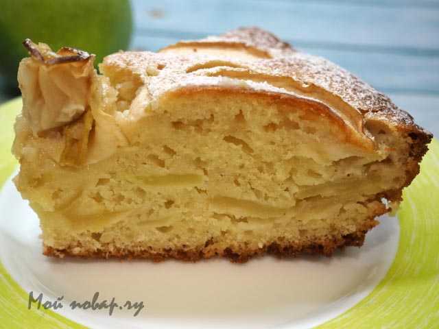 Пышная шарлотка с яблоками на сметане — пошаговый рецепт