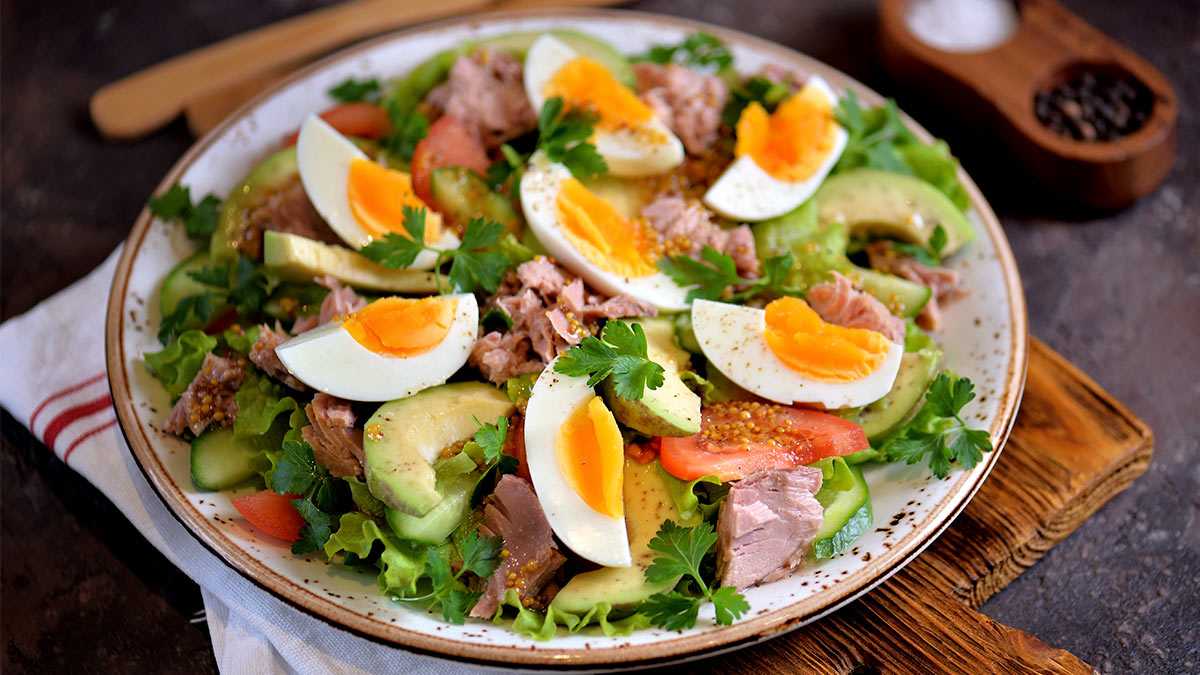 Салат с консервированным тунцом: 8 очень вкусных и простых рецептов
