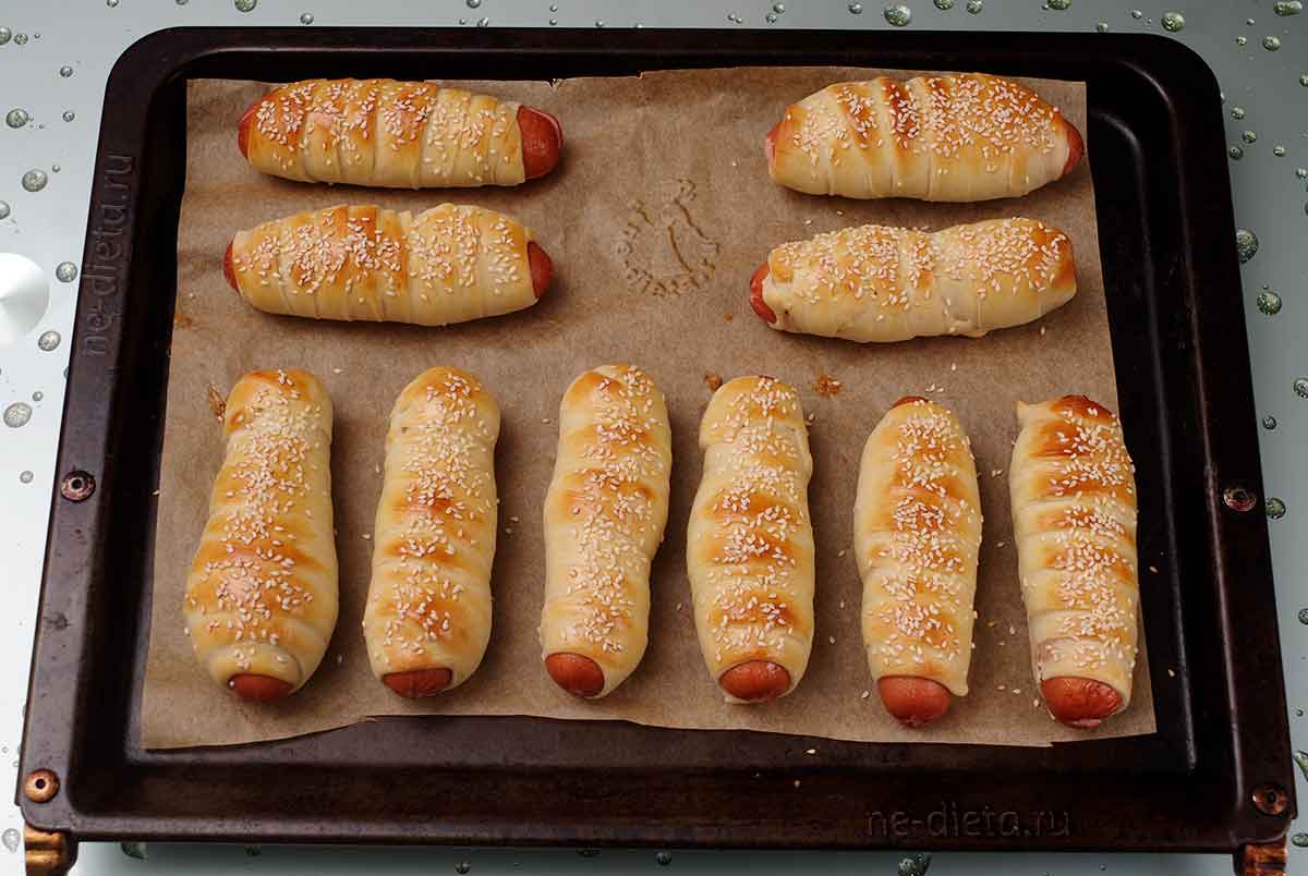 Сосиски в слоеном тесте в духовке: 12 самых вкусных рецептов