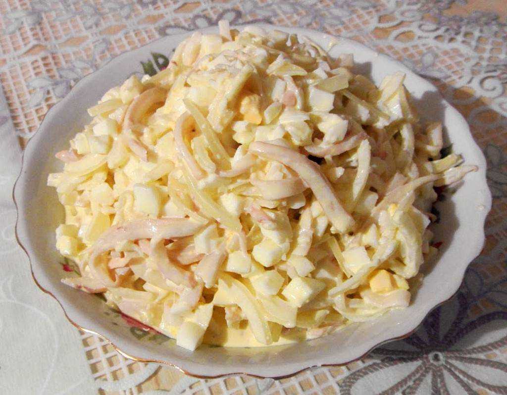 Салат с кальмарами кукурузой и яйцом | самый вкусный рецепт