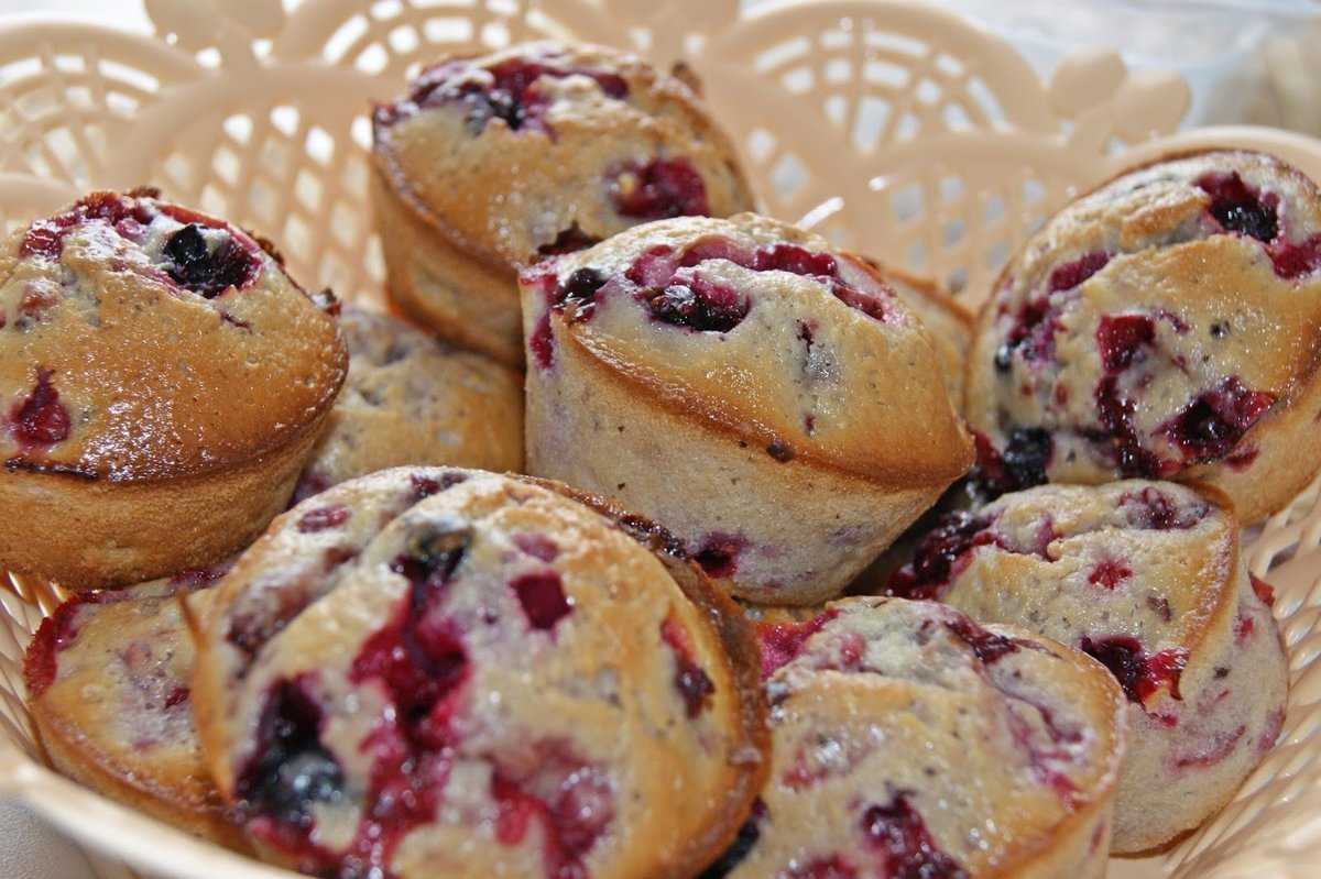 Маффины на кефире с начинкой из земляники. пошаговый рецепт с фото — ботаничка