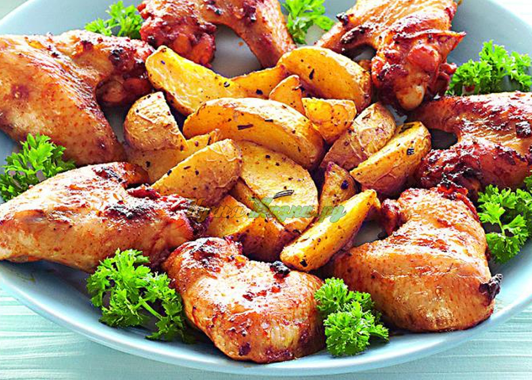 Куриные крылышки с картошкой в духовке с хрустящей корочкой