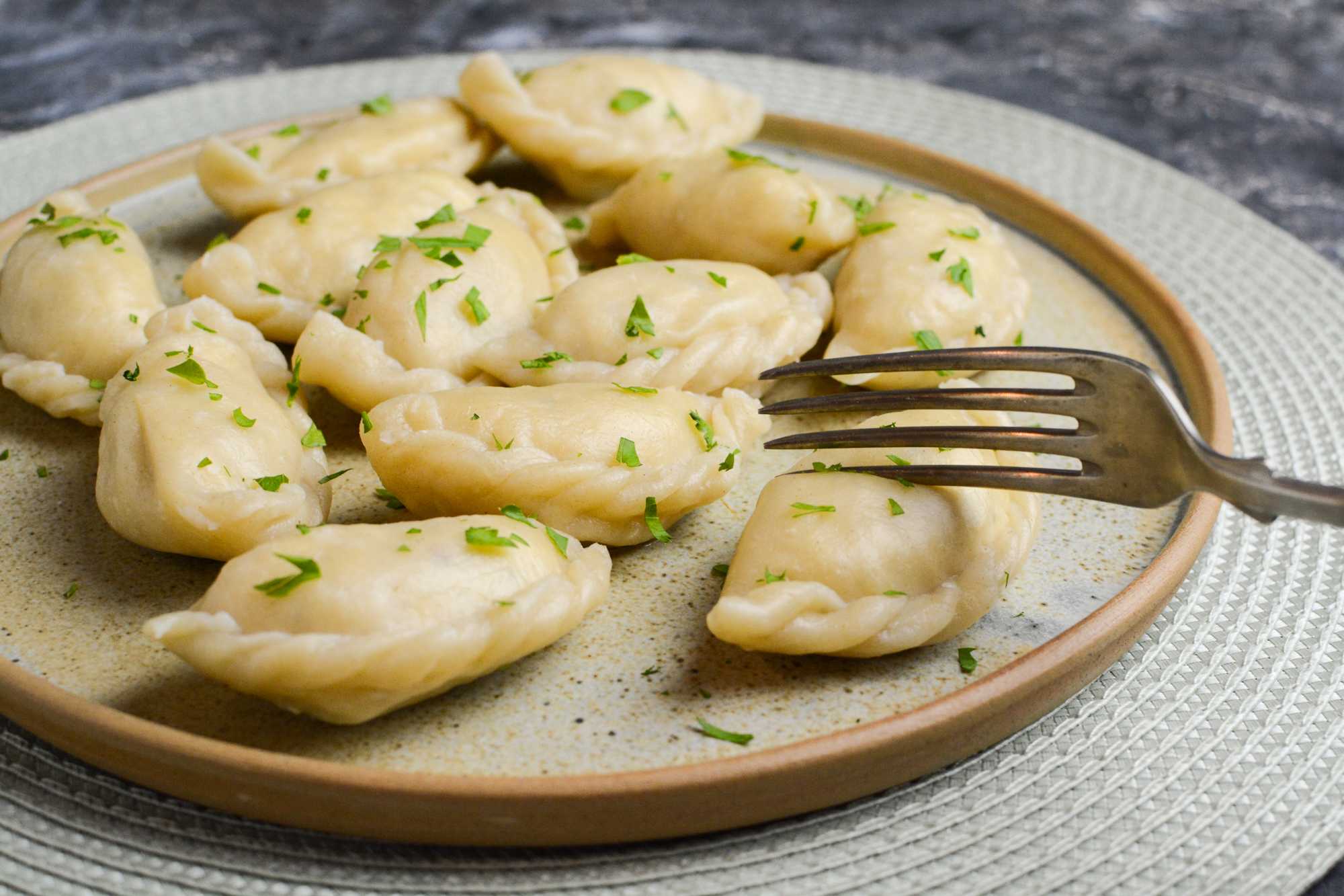 Вареники с сырой картошкой — рецепты