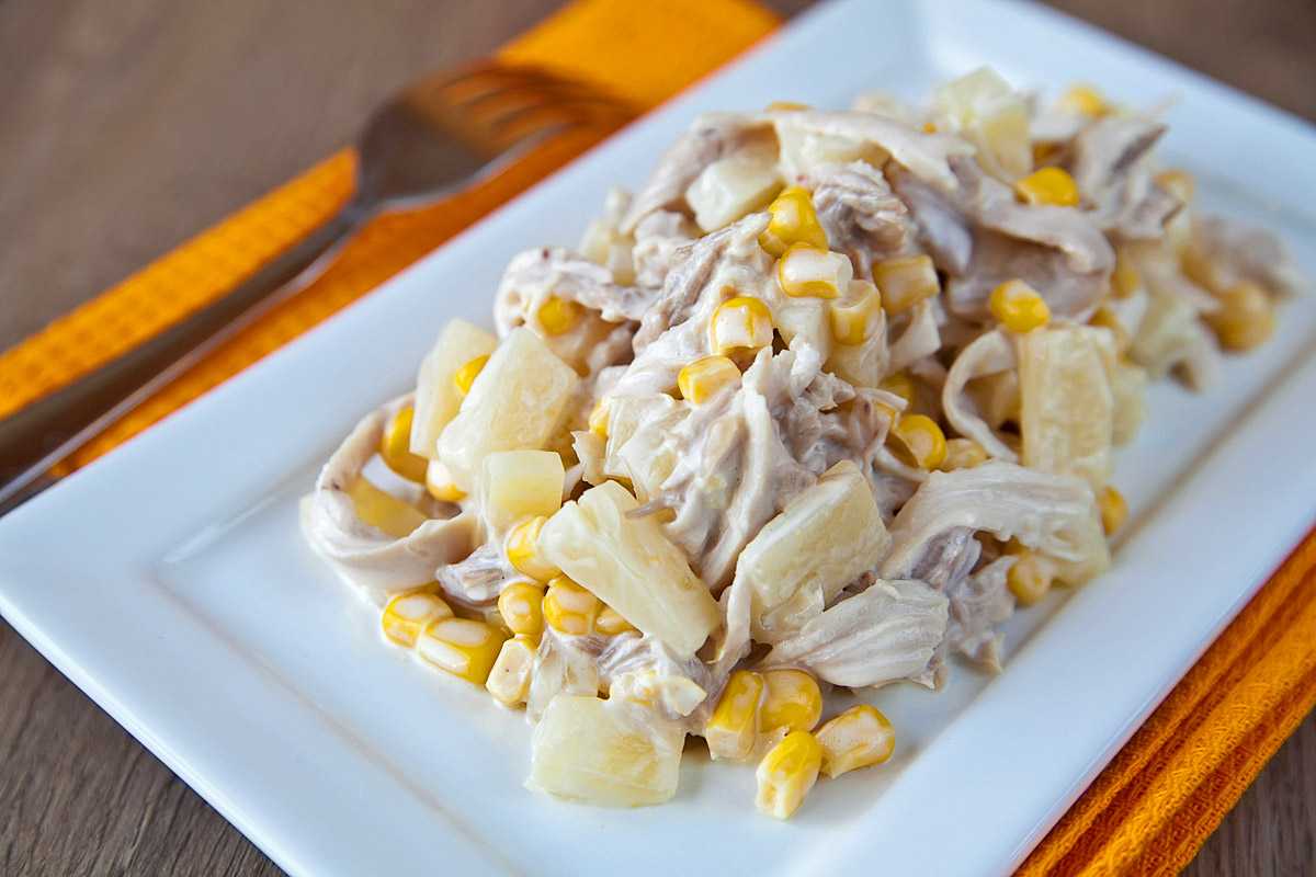 Салат с ананасом, курицей и сыром – 5 пошаговых рецептов с фото