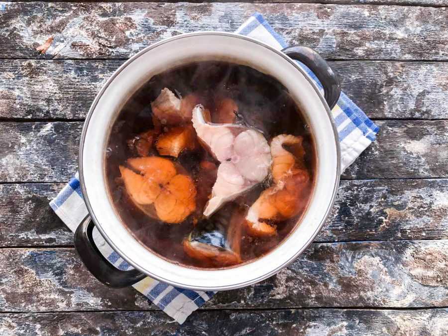 Скумбрия в луковой шелухе