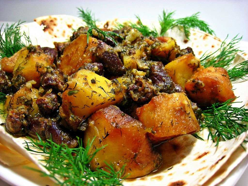 Рецепт куриных сердечек с картошкой на сковороде
