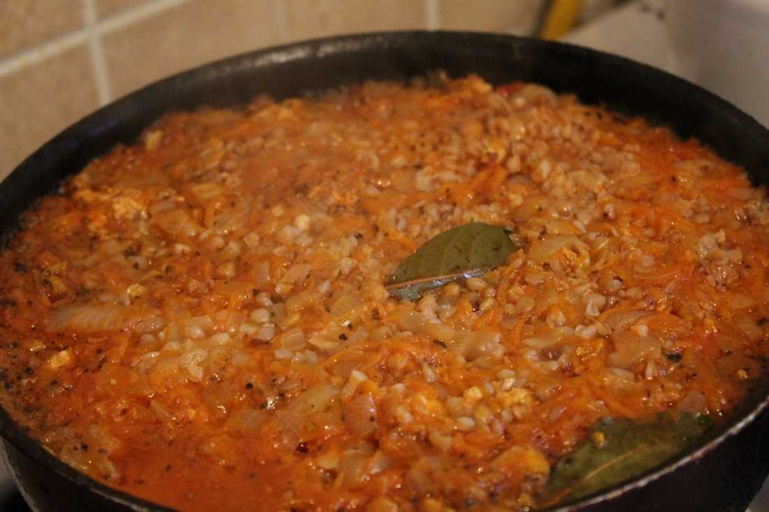 Гречка с тушенкой из говядины на сковороде