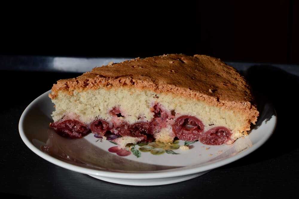 Шарлотка с вишней