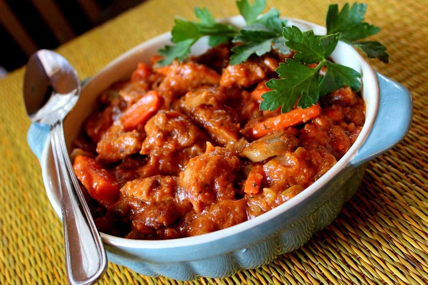 Гуляш из курицы с подливкой: рецепт с фото пошагово