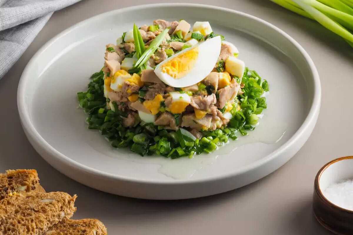 Самые вкусные салаты с печенью трески — простые рецепты от классики до новинок