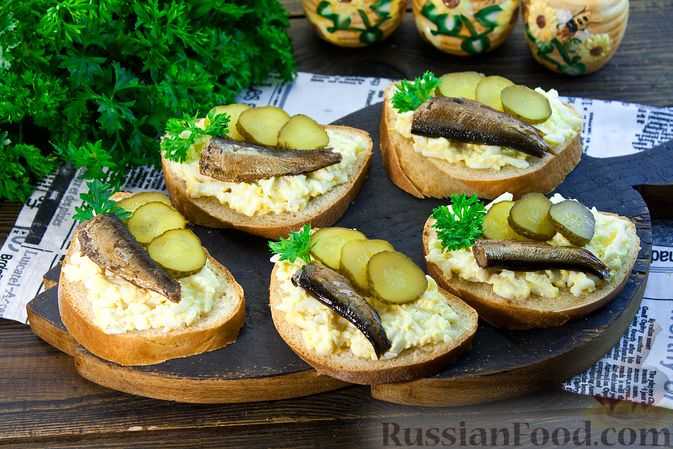 Бутерброды со шпротами и соленым огурцом -пошаговый рецепт с фото