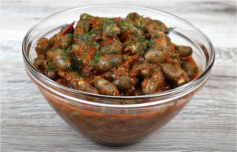 Куриные сердечки с луком и подливой тушеные на сковороде