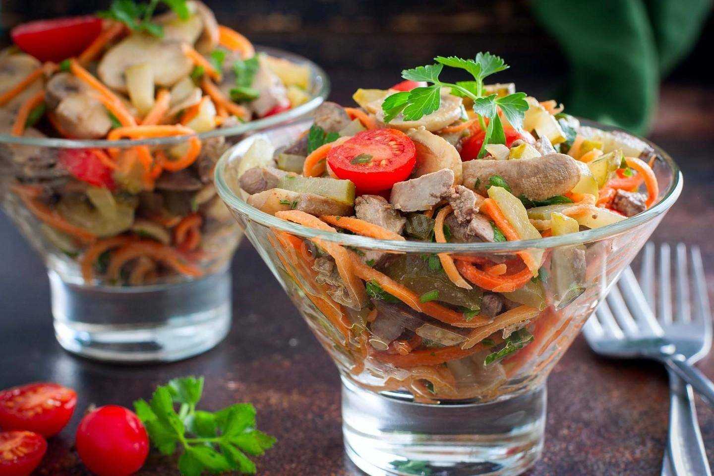 Салат с куриной печенью и шампиньонами