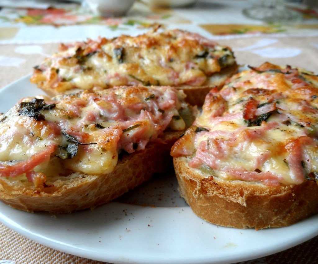 Горячие бутерброды с колбасой и сыром в духовке - рецепты с фото для вас