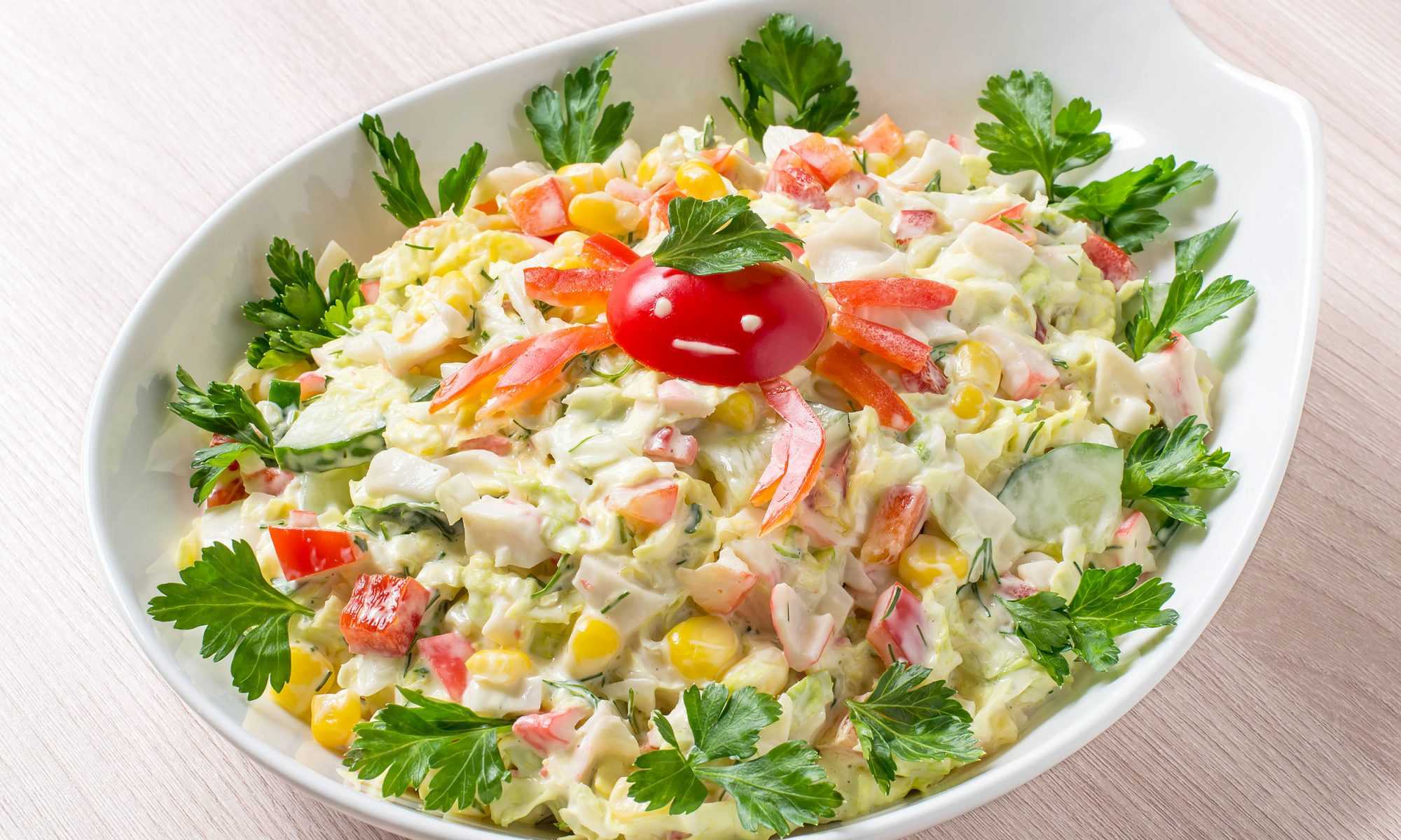 Крабовый салат с кукурузой — очень вкусные классические рецепты