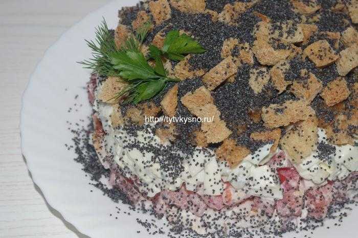 Салат цезарь с курицей, сухариками и помидорами - классический и не очень