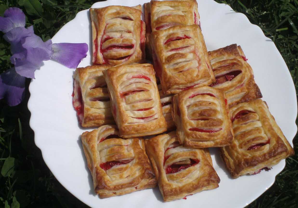 С чем сделать конвертики из слоеного теста. слоеные конвертики с мясом. традиционные конвертики с творогом