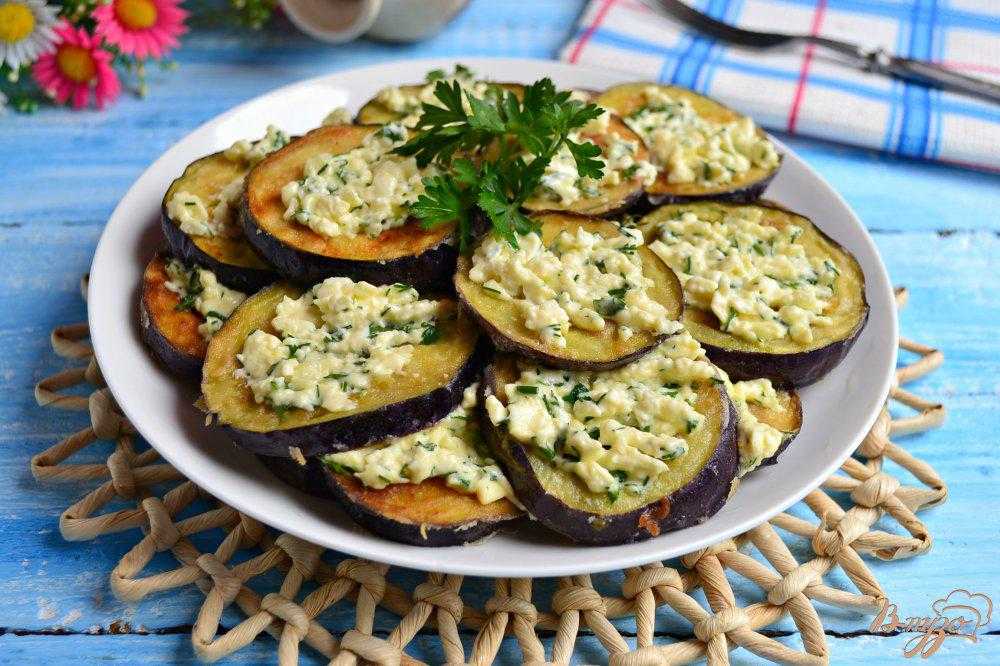 Баклажаны, запеченные с помидорами и сыром в духовке
