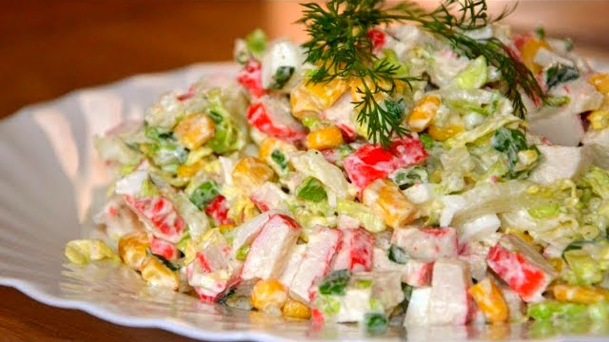 Крабовый салат с кукурузой — очень вкусные классические рецепты