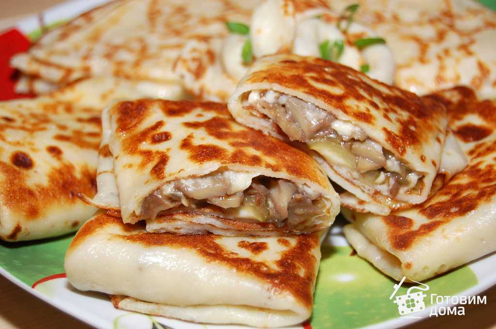 Блины с курицей и грибами в сливочном соусе