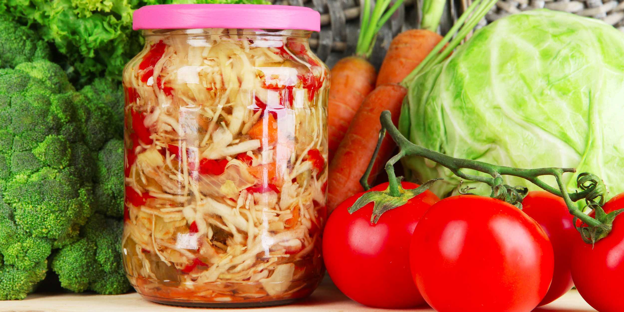 Вкусные и полезные рецепты охотничьего салата для закатки на зиму с капустой и без
