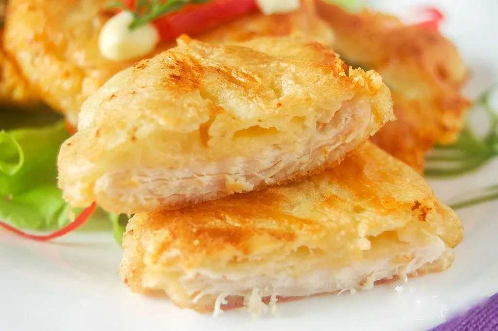 Отбивные из куриного филе на сковороде в кляре