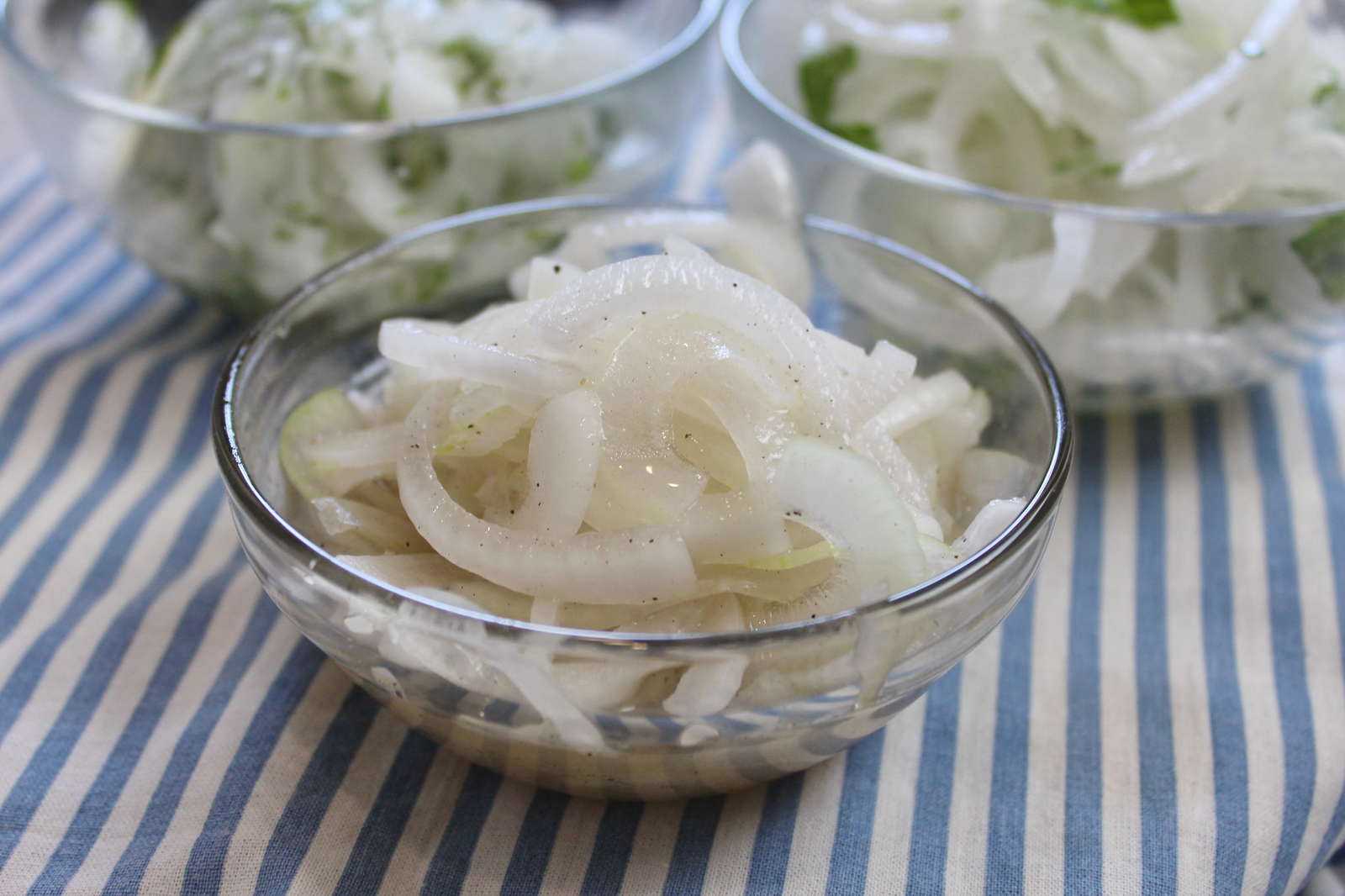 Как замариновать красный лук: быстрый рецепт в уксусе, вкусный и хрустящий, можно ли приготовить маринад для синего и фиолетового, фото банок