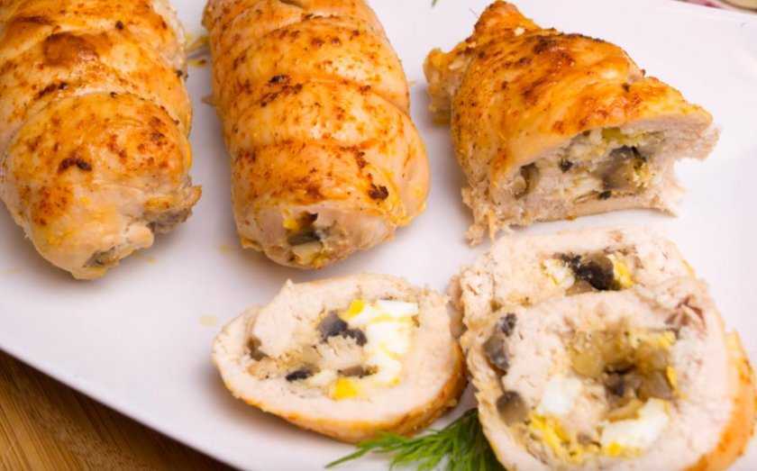 Куриные рулетики с грибами и сыром в сметанном соусе
