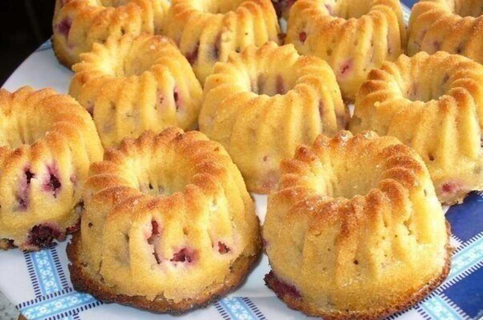 Ягодные маффины с миндальными лепестками на кефире: рецепт с фото