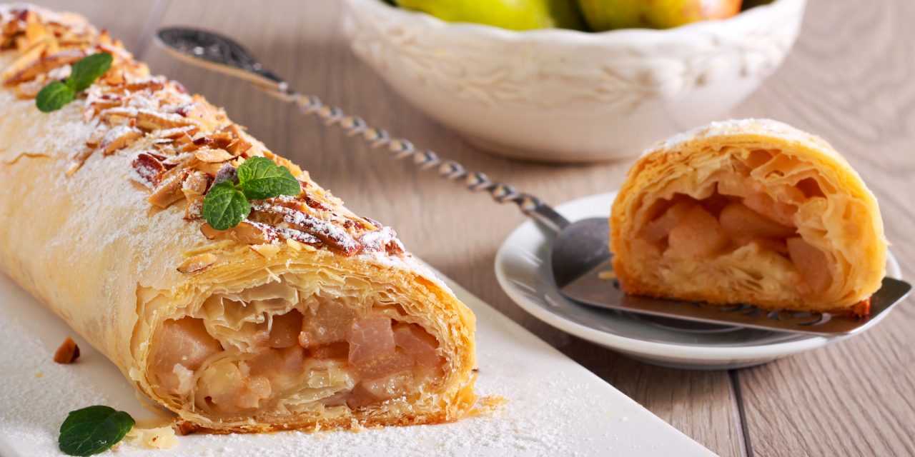 Штрудель с яблоками из слоеного теста – самые вкусные рецепты