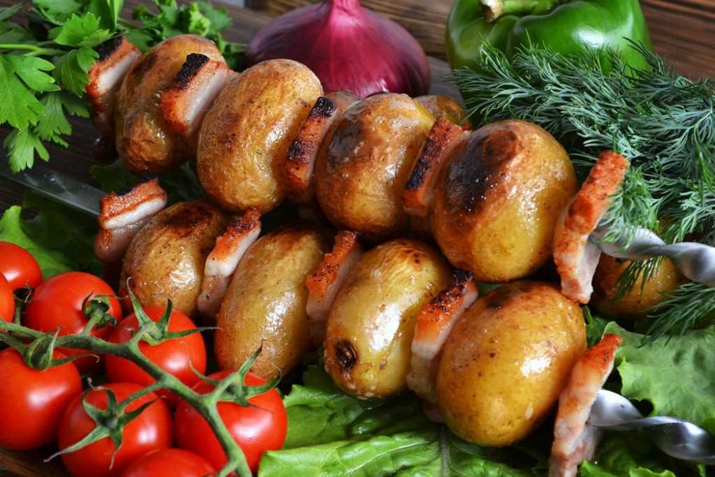 Как вкусно приготовить картофель на мангале: простые рецепты на решетке, на шампурах, в фольге - onwomen.ru