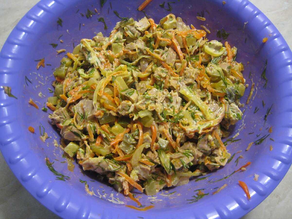 20 салатов с копченой курицей, которые выручат в любой ситуации