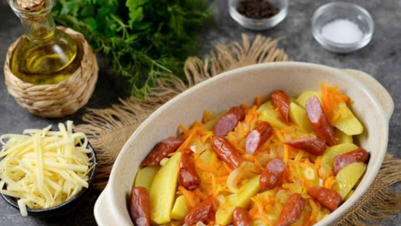 Секреты приготовления вкусного картофеля с охотничьими колбасками в казане: наслаждайтесь идеальным сочетанием!