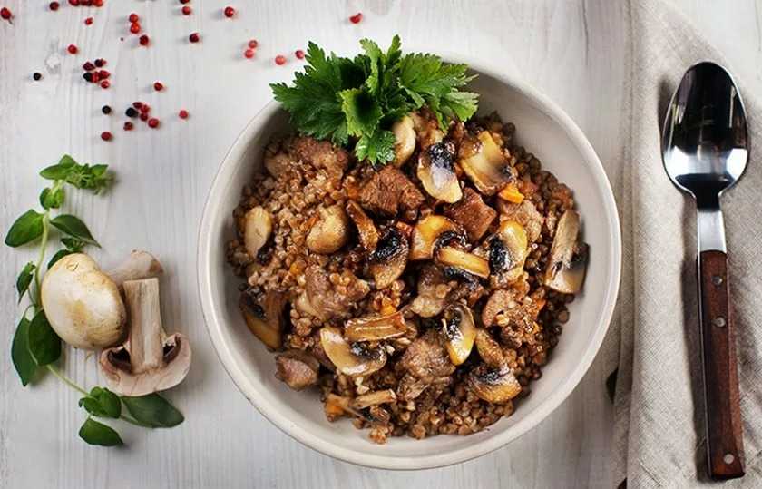 Гречневая каша с грибами, луком и морковью рецепт