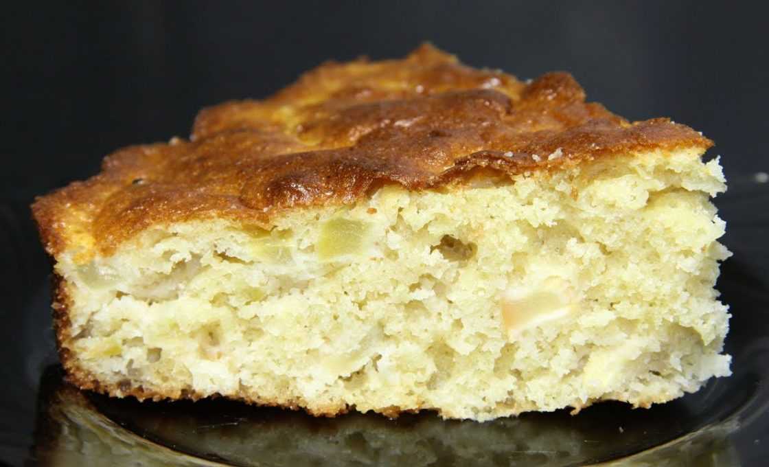 Лучшие рецепты шарлотки на кефире: с яблоками, маслом, манкой, на сметане, с вишней, в духовке, мультиварке