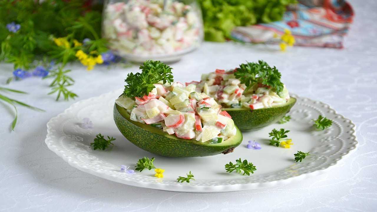 Салат с кукурузой и авокадо (по-мексикански)