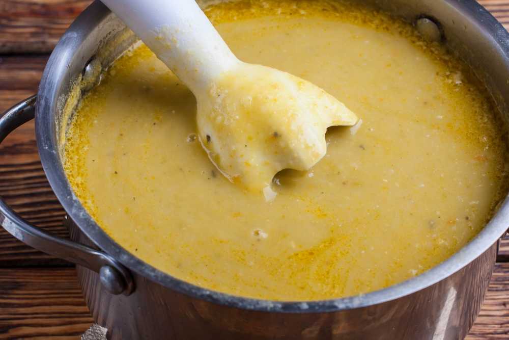 Гороховый суп с курицей и чесночными гренками