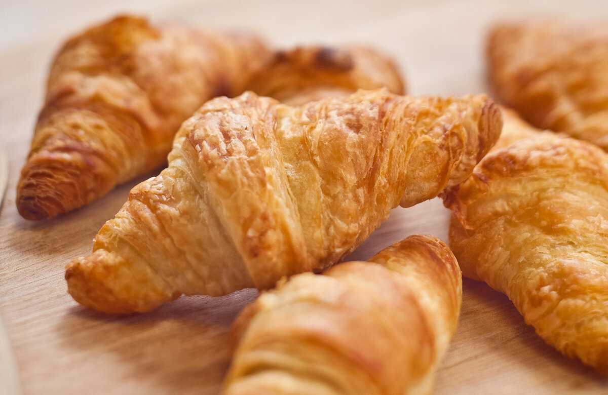 Круассаны из слоеного теста с шоколадом - быстро и вкусно