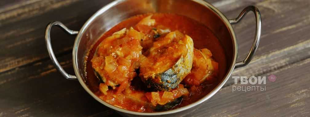Скумбрия тушеная с овощами в сковороде (морковь, лук, томат)