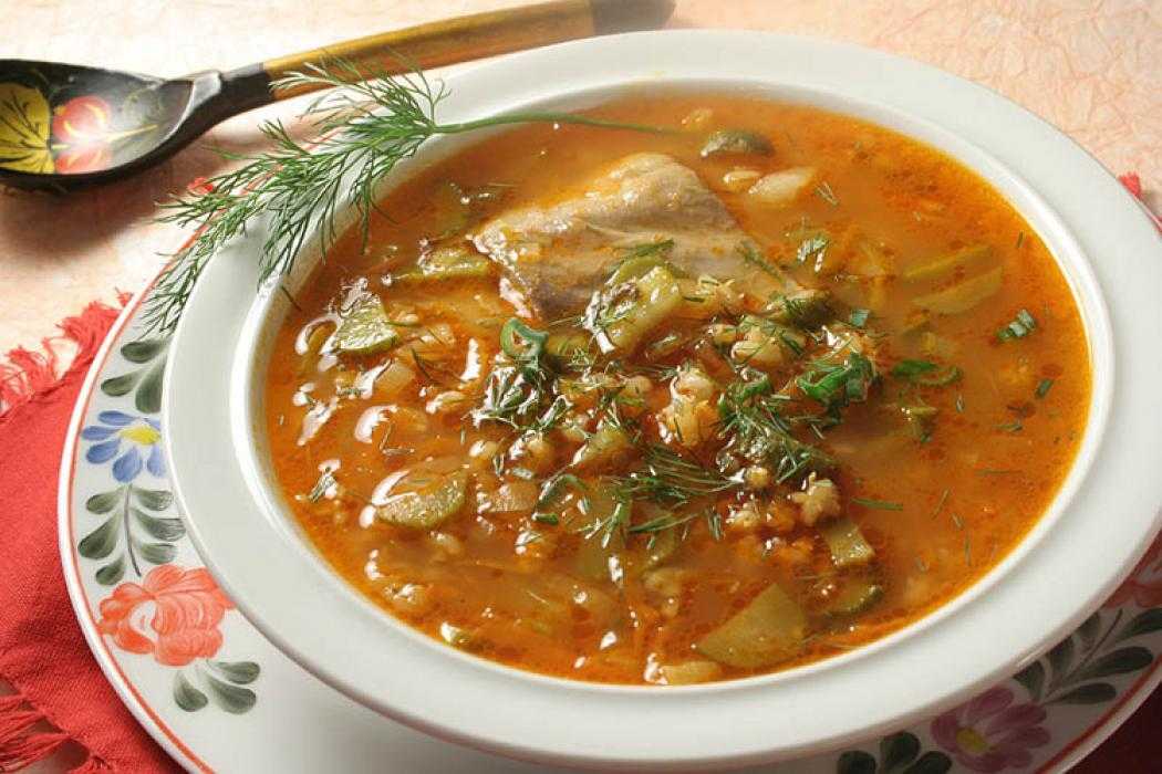 Суп рассольник: 2 рецепта с перловкой, рисом и солеными огурцами