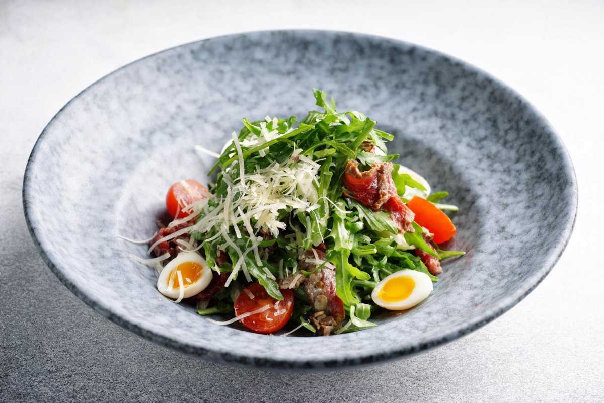 Салат с языком и рукколой в ореховом соусе рецепт